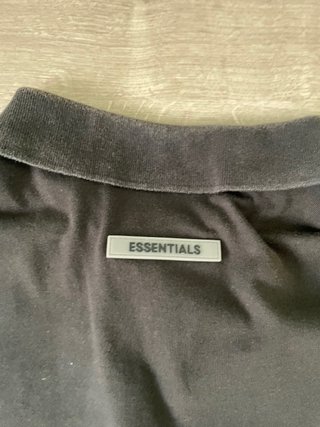 Polo Fear of God Essentials Negro Boxy Fit