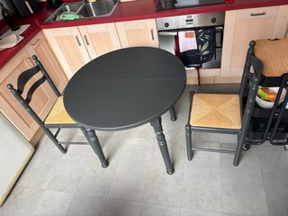 Conjunto mesa redonda extensible y sillas.
