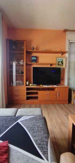 Mueble de salón madera y cristal