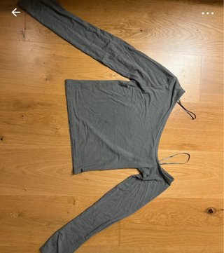 Top gris hombro descubierto manga larga