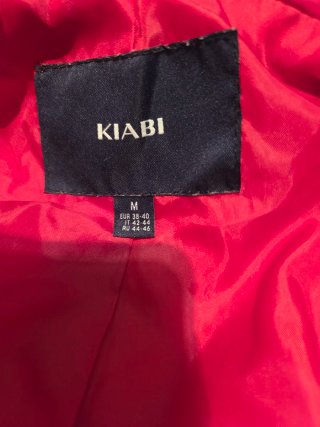 Chaqueta Kiabi roja acolchada con capucha