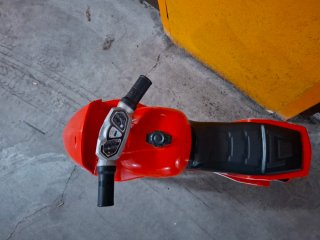 Moto correpasillos roja