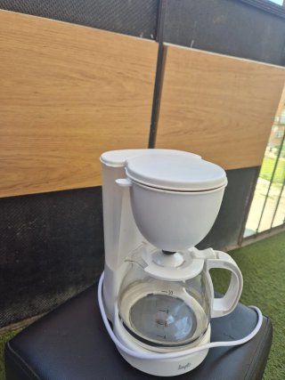 Cafetera de goteo blanca