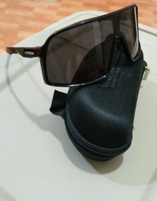 Gafas de sol negras y grises