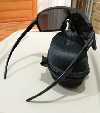 Gafas de sol negras y grises