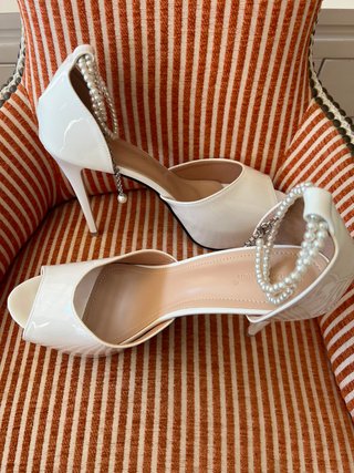 Sandalias tacón blancas con perlas