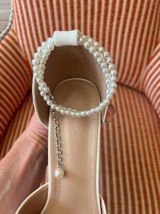 Sandalias tacón blancas con perlas
