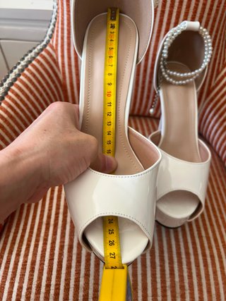 Sandalias tacón blancas con perlas