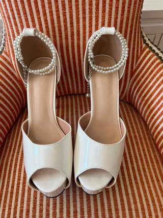 Sandalias tacón blancas con perlas