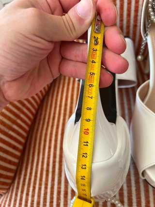Sandalias tacón blancas con perlas