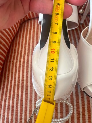 Sandalias tacón blancas con perlas