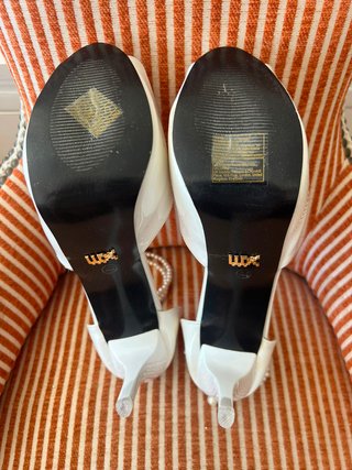 Sandalias tacón blancas con perlas