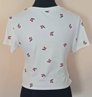 Camiseta blanca con estampado de cerezas