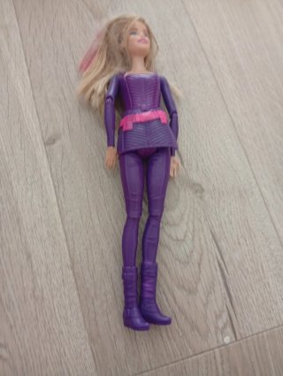 Muñeca Barbie espía morada