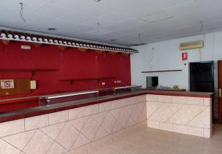 Local comercial y vivienda.