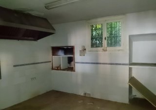 Local comercial y vivienda.