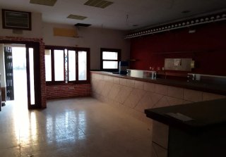 Local comercial y vivienda.