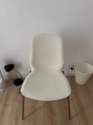 Silla de escritorio blanca y plateada