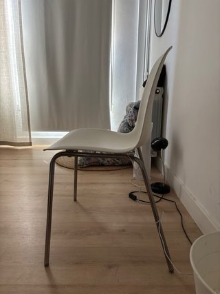 Silla de escritorio blanca y plateada