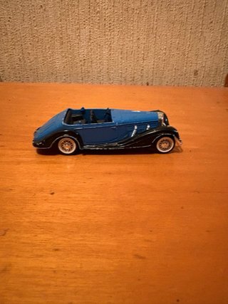 Coche clásico azul y negro