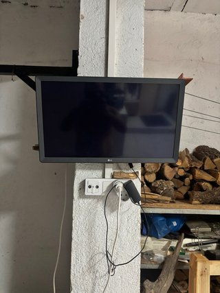 TV LG pequeña negra
