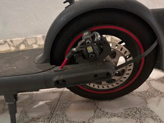 Patinete Eléctrico Negro con Puños Rojos