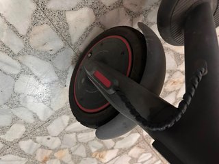Patinete Eléctrico Negro con Puños Rojos