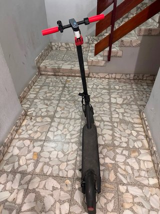 Patinete Eléctrico Negro con Puños Rojos