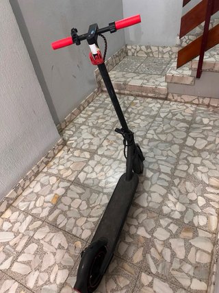 Patinete Eléctrico Negro con Puños Rojos