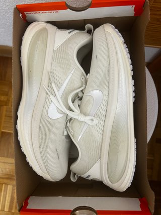 Nike Vomero 18 Talla 42 Blanco/Gris
