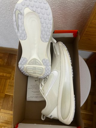 Nike Vomero 18 Talla 42 Blanco/Gris