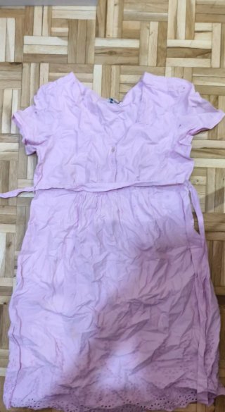 Vestido rosa con cinturón y bordado