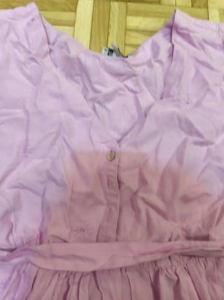 Vestido rosa con cinturón y bordado