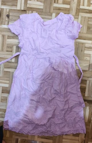 Vestido rosa con cinturón y bordado