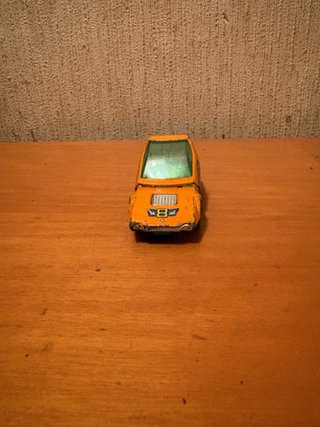 Coche de juguete naranja antiguo