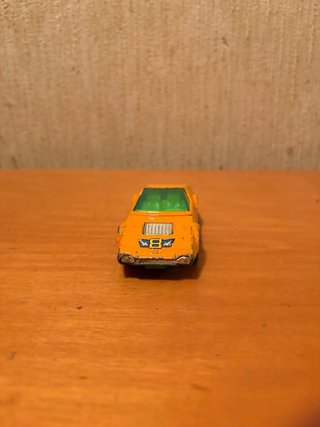 Coche de juguete naranja antiguo