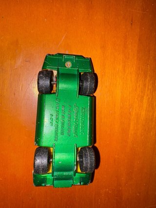 Coche de juguete naranja antiguo