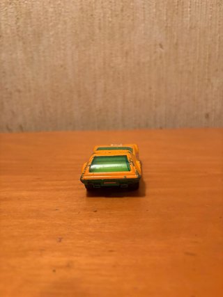 Coche de juguete naranja antiguo