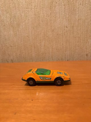 Coche de juguete naranja antiguo