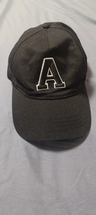 Cappello nero con visiera e lettera A