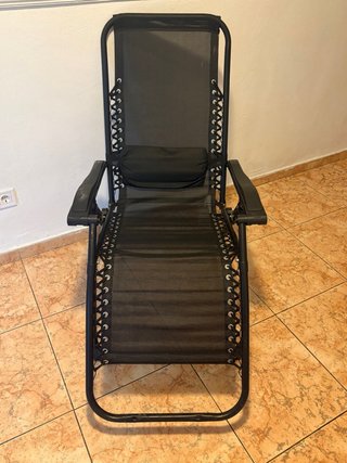 Silla reclinable negra para exterior