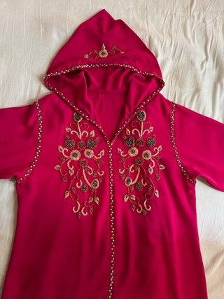 Vestido chilaba elegante rosa con bordado dorado