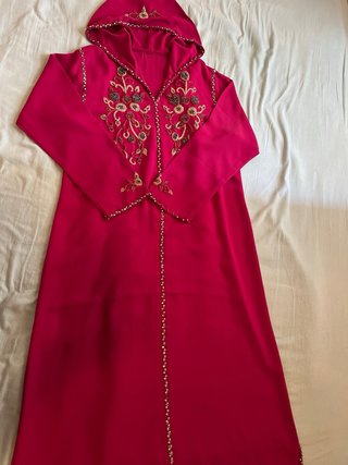 Vestido chilaba elegante rosa con bordado dorado