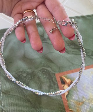 Collana girocollo perline bianche e cubi argentati