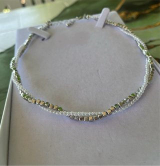 Collana girocollo perline bianche e cubi argentati