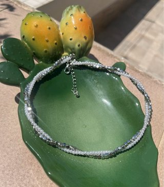 Collana girocollo perline bianche e cubi argentati