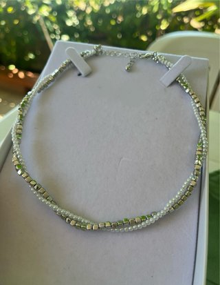 Collana girocollo perline bianche e cubi argentati