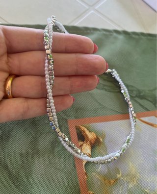 Collana girocollo perline bianche e cubi argentati