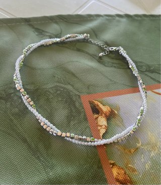 Collana girocollo perline bianche e cubi argentati