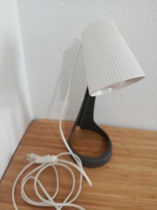 Lámpara de mesa blanca y negra